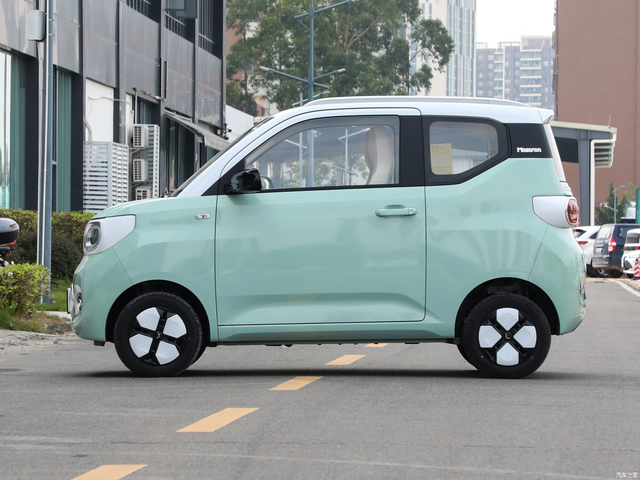 Wuling Hongguang MINIEV 2024 3rd generation mini electric vehicle with a range of 215KW is a cheap Chinese electric vehicle